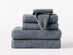 sp23_airweightorganictowel_jade_1_lifestyle_pdp_5_c6ea6b1b-07c2-4b75-8bb9-c0c8ea96243a