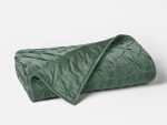 FA24_VelvetTufted_Quilt_Pine_A_0095_304f7cf2-cc1d-4347-967d-aa50a6a0b930-1